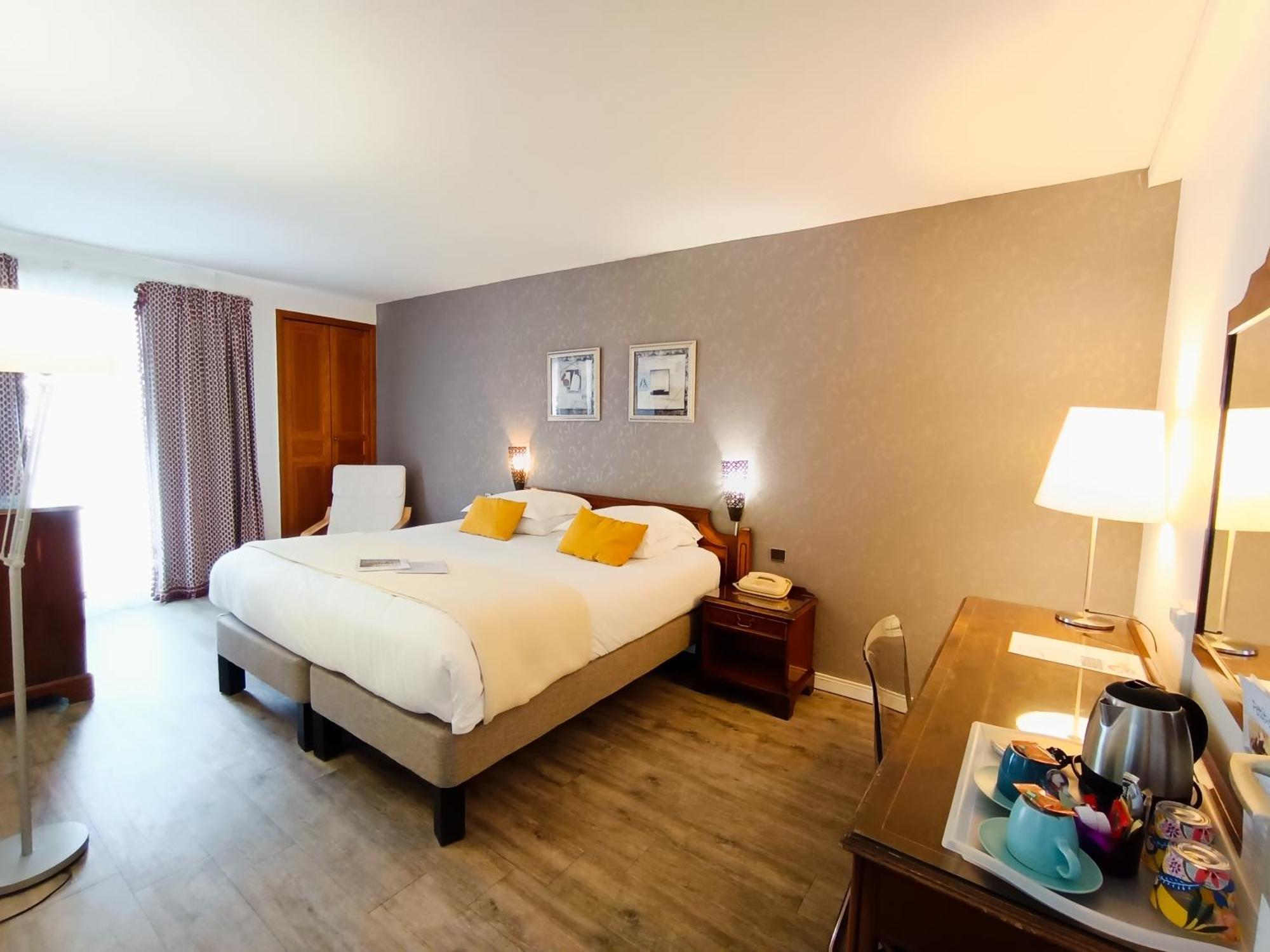 Hotel Des Tuileries นีมส์ ภายนอก รูปภาพ